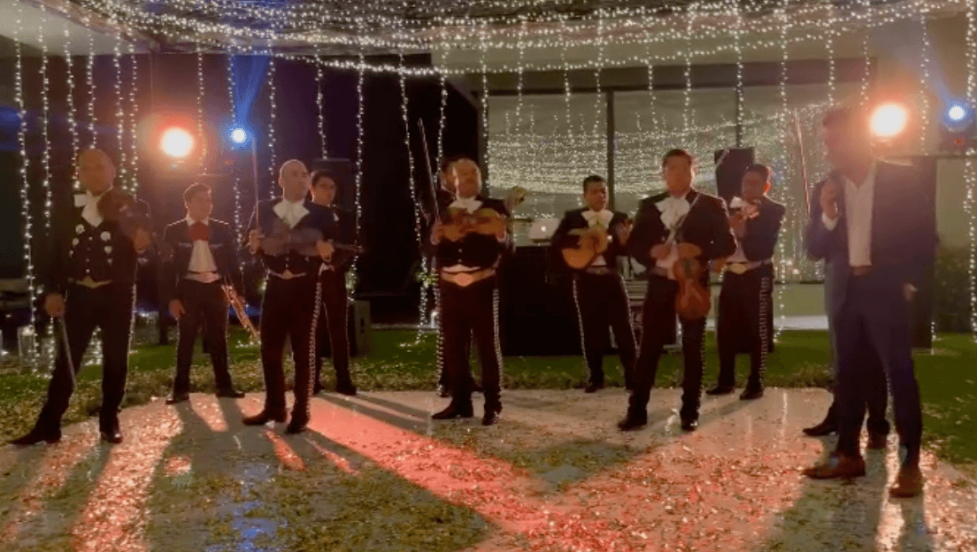 Al final de la velada, la pareja también fue sorprendida por un grupo de Mariachis e incluso, quedó expuesto que Omar Chaparro se aventó un palomazo con la canción ‘Amorcito Corazón’.