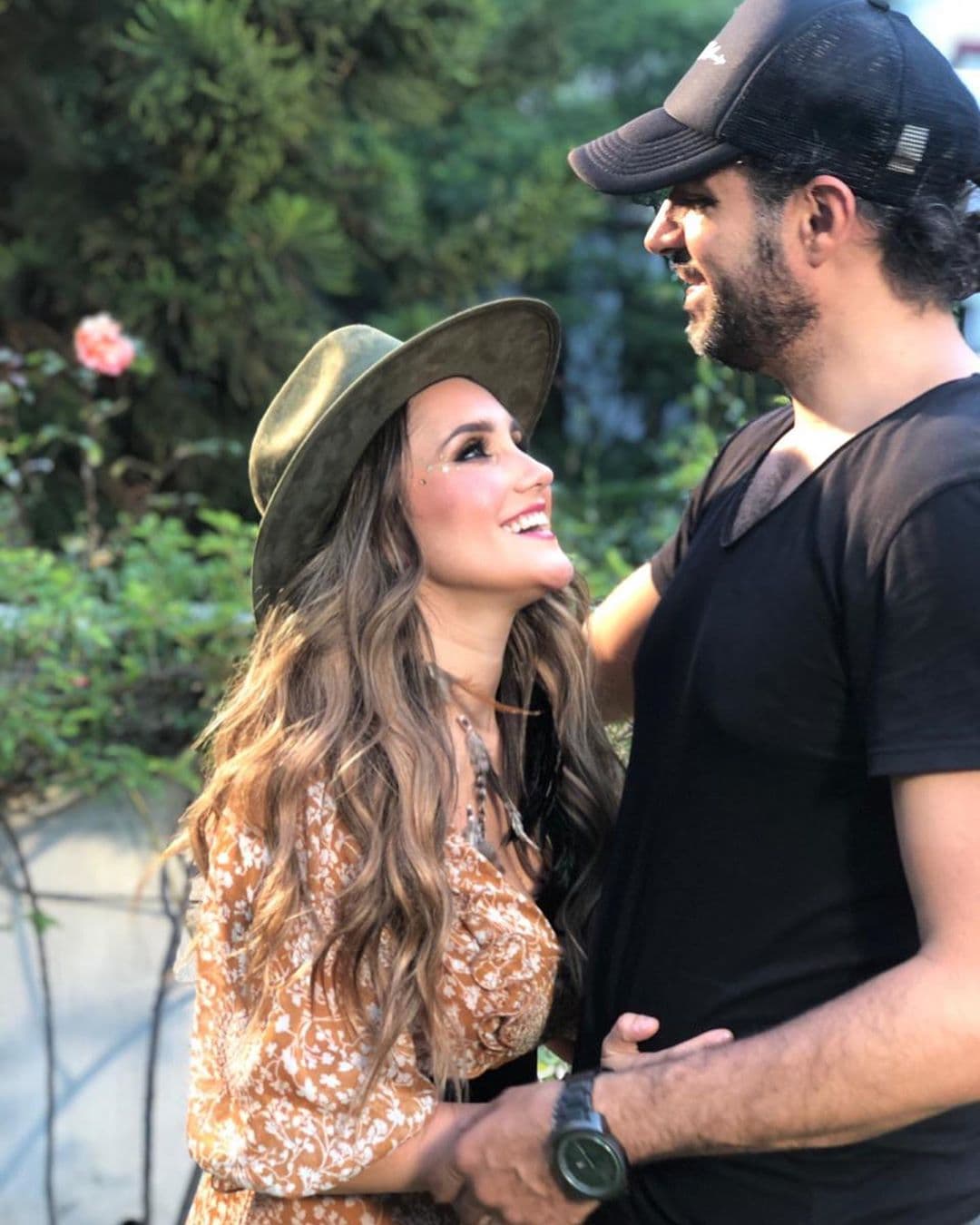 “Teníamos un lugar apartado en Tepoztlán, Rincón Meztitla, y nos dijeron los del lugar que debíamos dar el 100 por ciento del anticipo cuando no debe ser así, se da el 20, 30 o 50 por ciento a lo máximo. Y tuvimos una mala experiencia, se quedaron con nuestro dinero porque no pudimos hacerla ahí... entonces ahorita no tenemos ni lugar ni fecha”, compartió hace unos meses Dulce María en entrevista con Adela Micha.