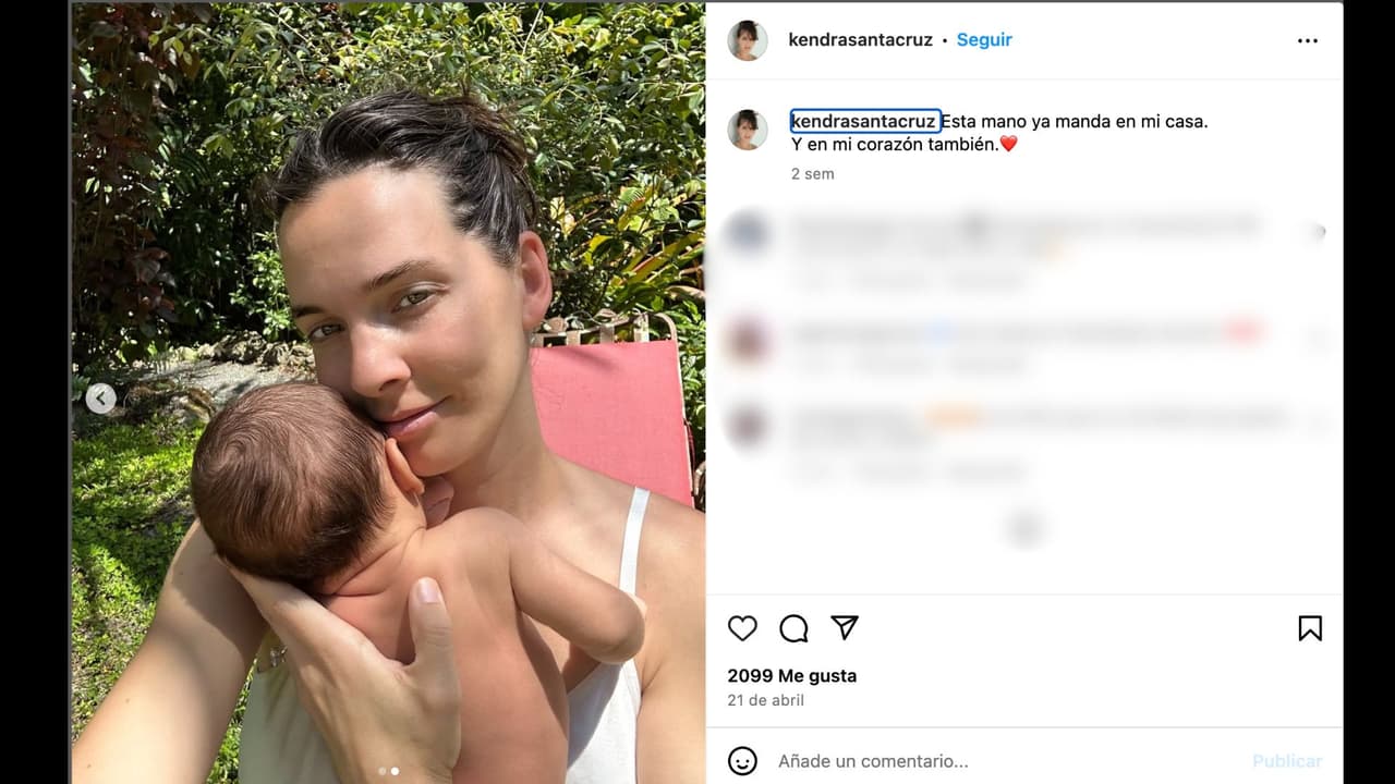 Kendra Santacruz, actriz de 'Atrévete a soñar', posa con su bebé