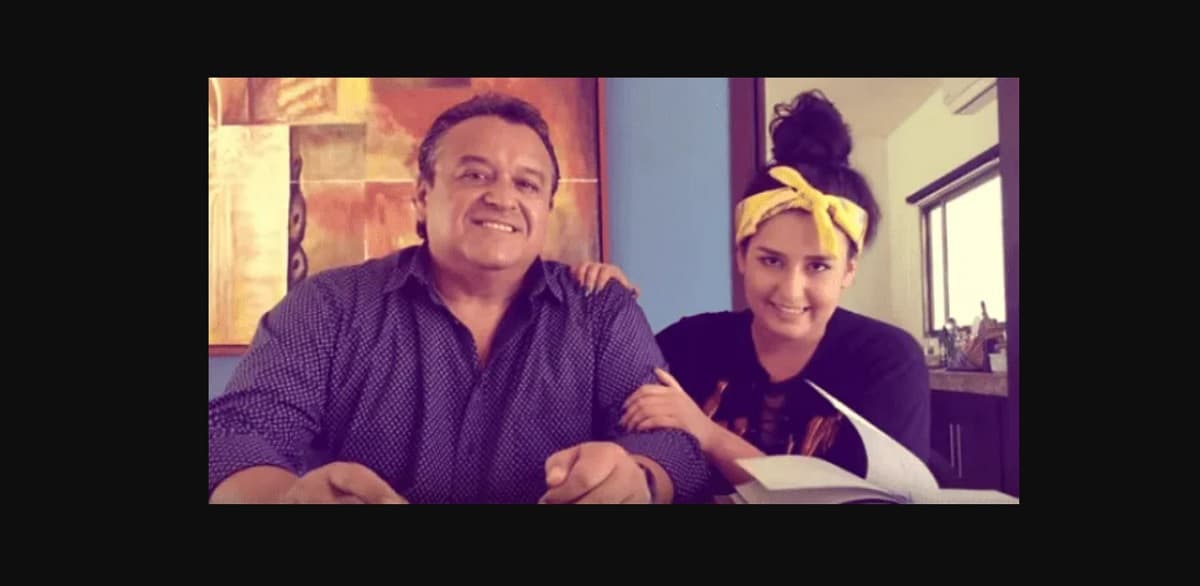 La joven sí tiene contacto con su papá, quien no se dedica al medio