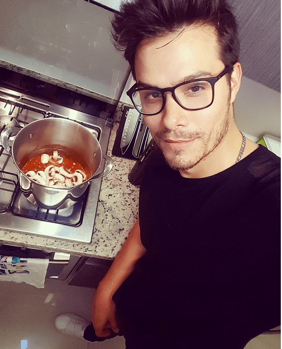 El actor nos reveló que ama cocinar, entre los cuales se encuentran los platillos: paella y chicharrón prensado