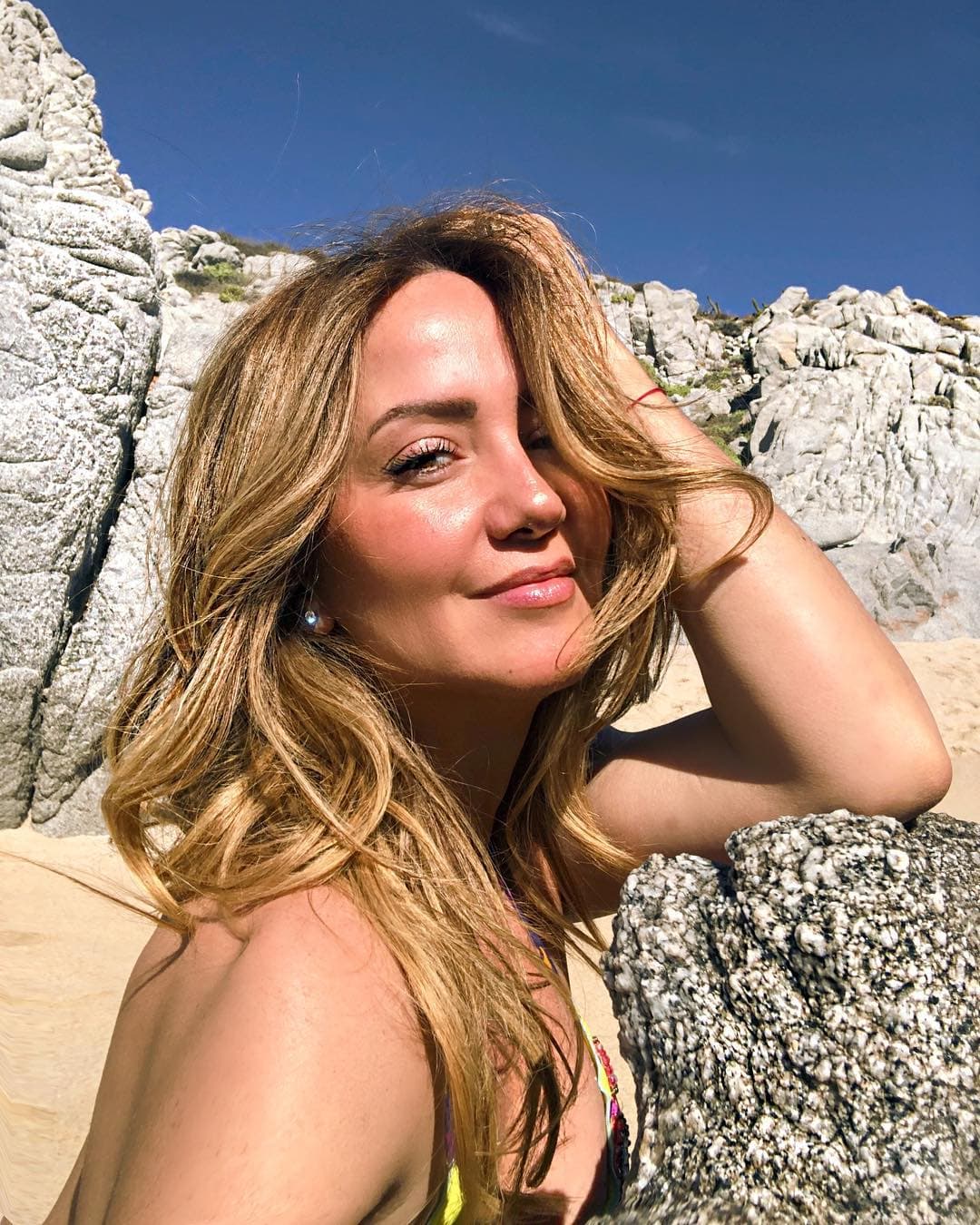 Andrea Legarreta publica atrevidas fotos en diminuto bikini por esta razón