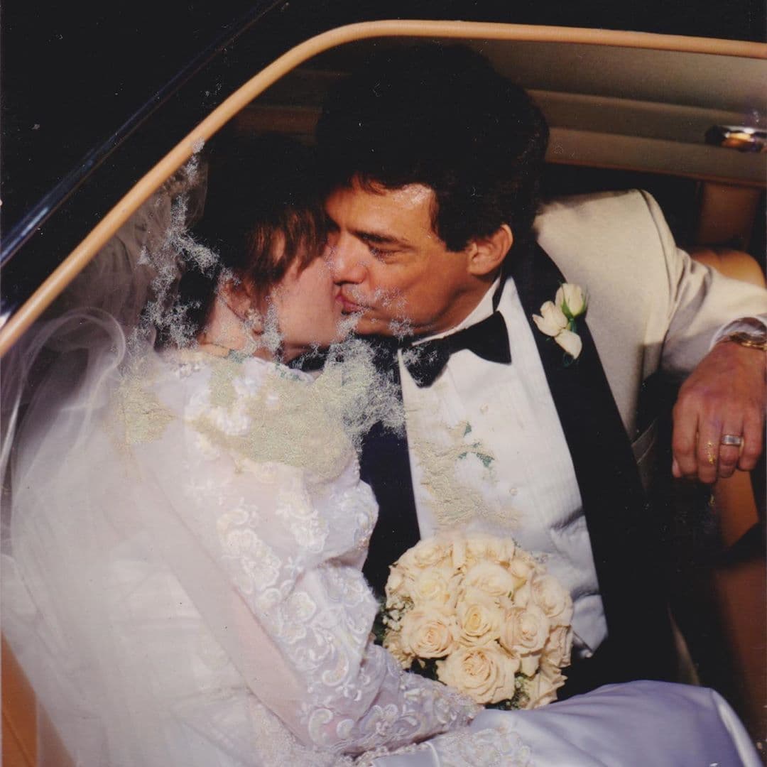 La hija mejor de José José compartió una foto inédita de la boda de su padre con Sara Salazar.