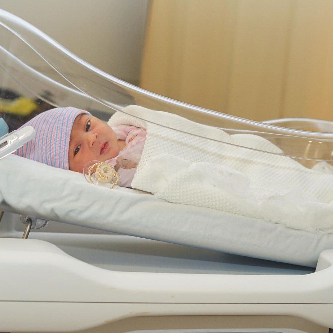 Vida Isabelle también ha robado miradas en fotos en solitario, y es que desde que llegó a este mundo sus padres han dejado ver lo bella que es.
