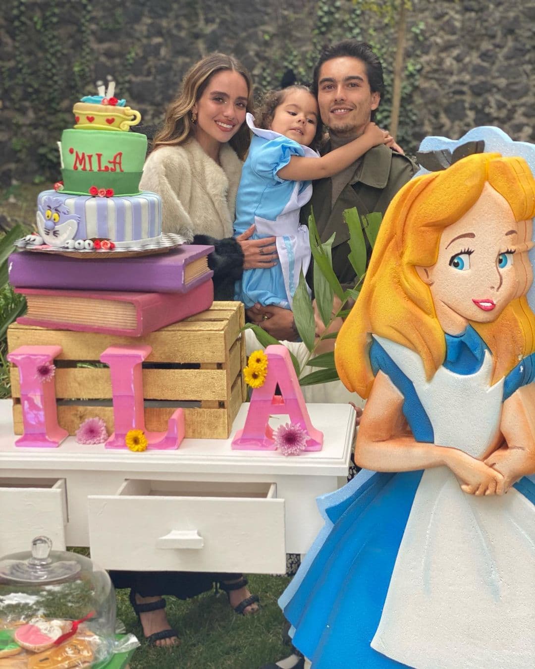 Natalia Subtil también compartió un retrato de Mila junto a su papá Sergio Mayer Mori y la novia de este, Raquel, a quien le dedicó un emotivo mensaje. “Gracias por unirte al equipo del amor a Mila! Eres y siempre serás una parte fundamental para su crianza. Gracias por amar y cuidar a mi hija. Gracias por siempre ser tan linda y dulce. Eres increíble. Te amamos mucho”, precisó.