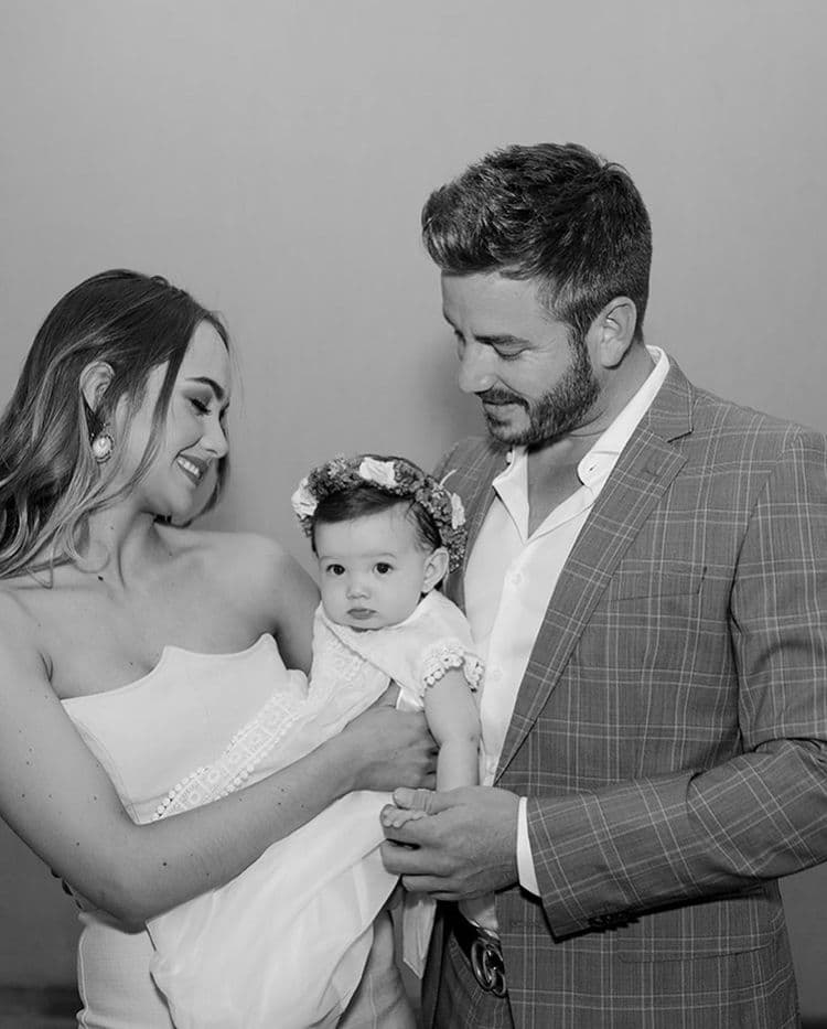 Los fieles admiradores de Juan Diego Covarrubias aplaudieron que haya sellado su amor con Renata Haro en una íntima ceremonia y los felicitaron por la hermosa familia que formaron junto a su pequeña.