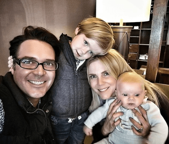En cuanto a su vida sentimental, el actor formó una linda familia al lado de la presentadora de televisión Gaby Crassus, con quien procreó a sus hijos Matías y Mauro.