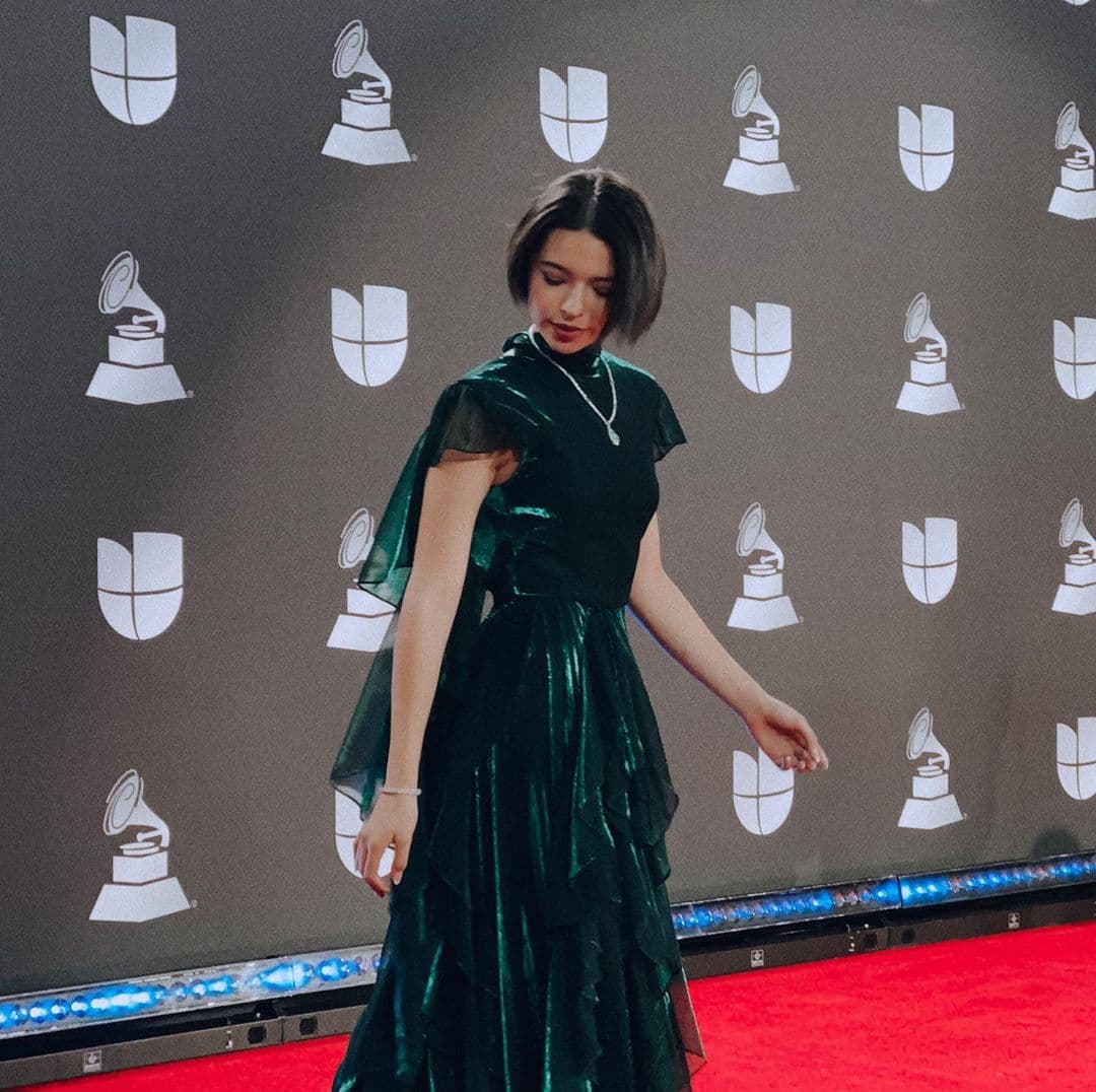 La cantante lució un vestido de terciopelo con una capa del mismo tono. Los combinó con accesorios de plata y un maquillaje natural.