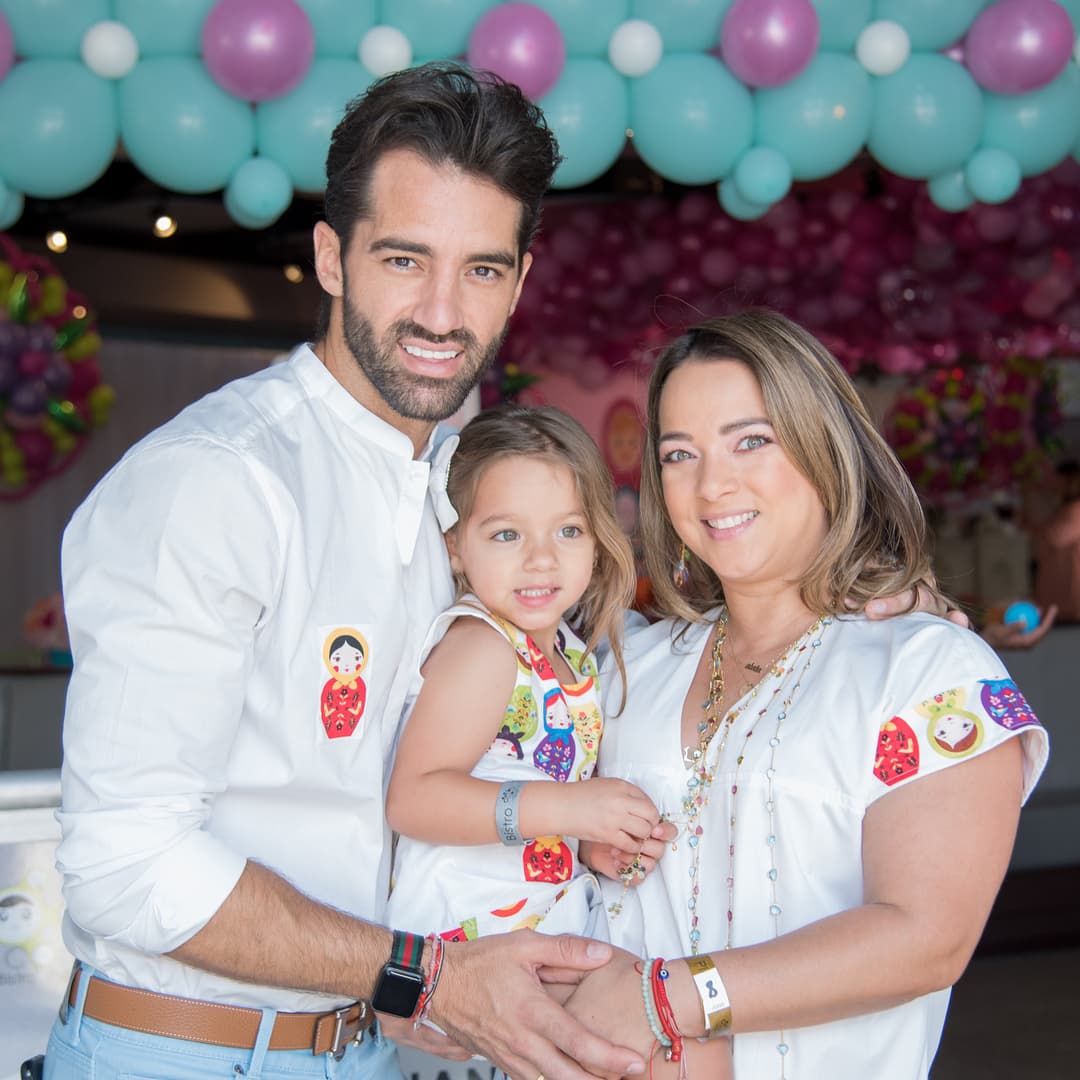 López y Costa están orgullosos de su hija y muestran sus mejores momentos en las redes sociales