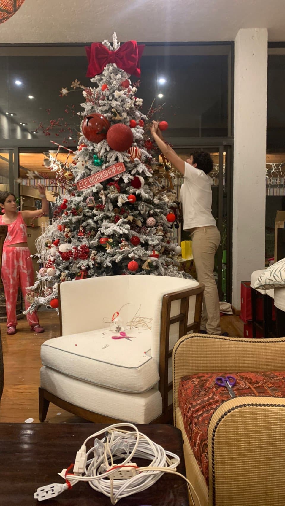 A través de su cuenta oficial de Instagram, la protagonista de ‘La Mexicana y El Güero’ compartió varias imágenes en las que dejó ver que cómo pusieron la decoración navideña en todo el hogar y que la más emocionada era su pequeña María Itatí.