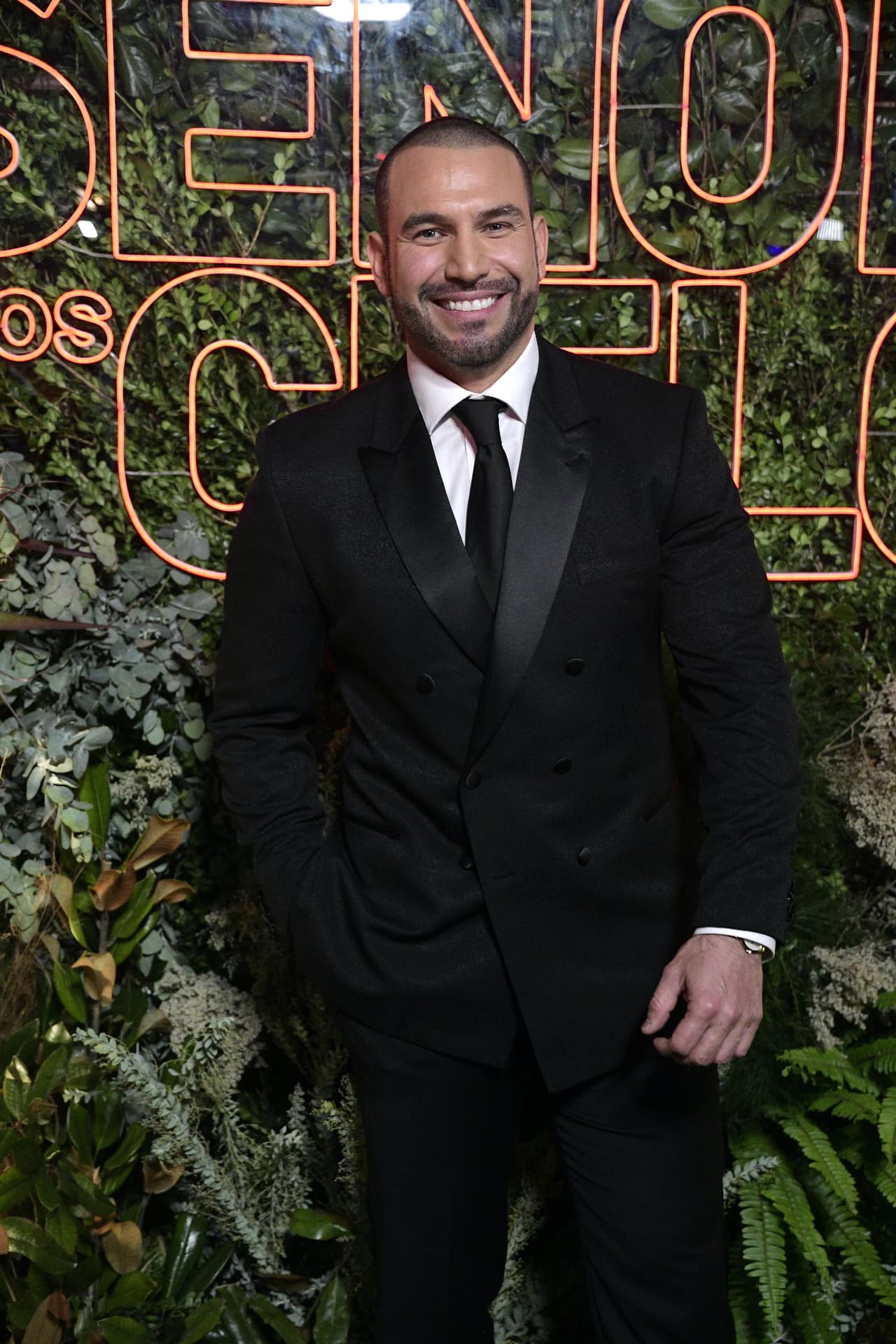 Rafael Amaya es captado, enamorado, en nuevas fotos con su novia