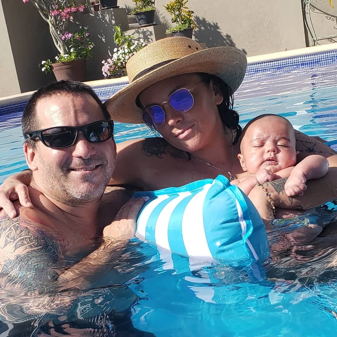 Los encargados de documentar el crecimiento de Apolo han sido sus padres, quienes a través de sus redes sociales han compartido fotografías del bebé desde su nacimiento.