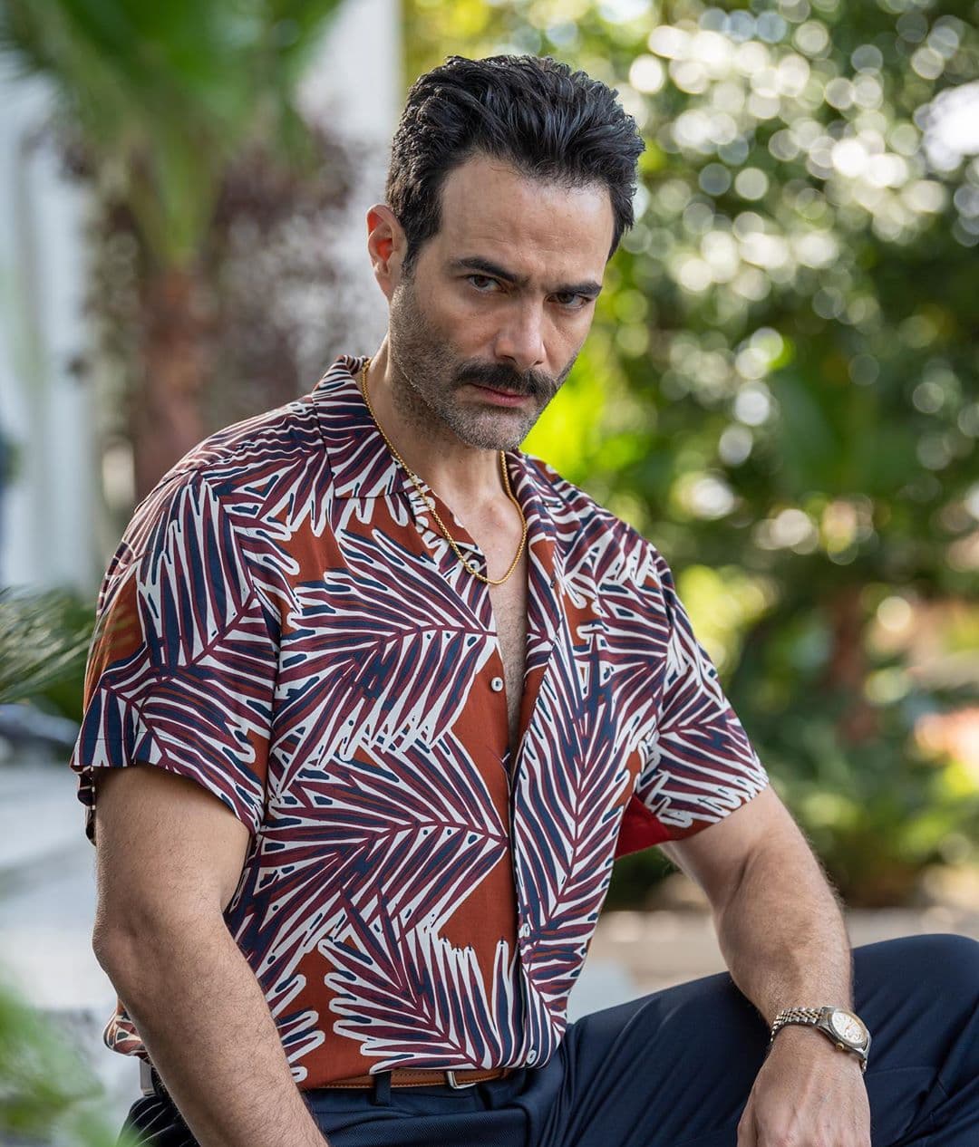 Luego de estar 6 años alejado de las telenovelas, Luis Roberto Guzmán da vida a "René", el hombre que ayudará a "Andrea Ibarrola" (Itatí Cantoral) a estafar a "Tyler".