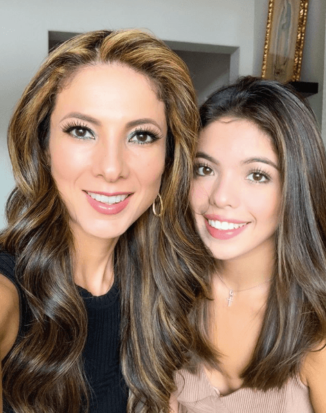 La joven recientemente cumplió 18 años, hecho que su orgullosa madre no dejó pasar, pues le dedicó un tierno mensaje en su cuenta oficial de Instagram: "Esta princesa hermosísima a mis ojos y para mi corazón, hoy cumple 18. Yeiii Bendito sea Dios por eso, te amo, mi muñeca. Estoy orgullosa de la hermosa persona que eres. A celebrar, mi corazón y que Dios y María Santísima te bendigan y protehan siempre. Feliz cumpleaños, mi Sarita".