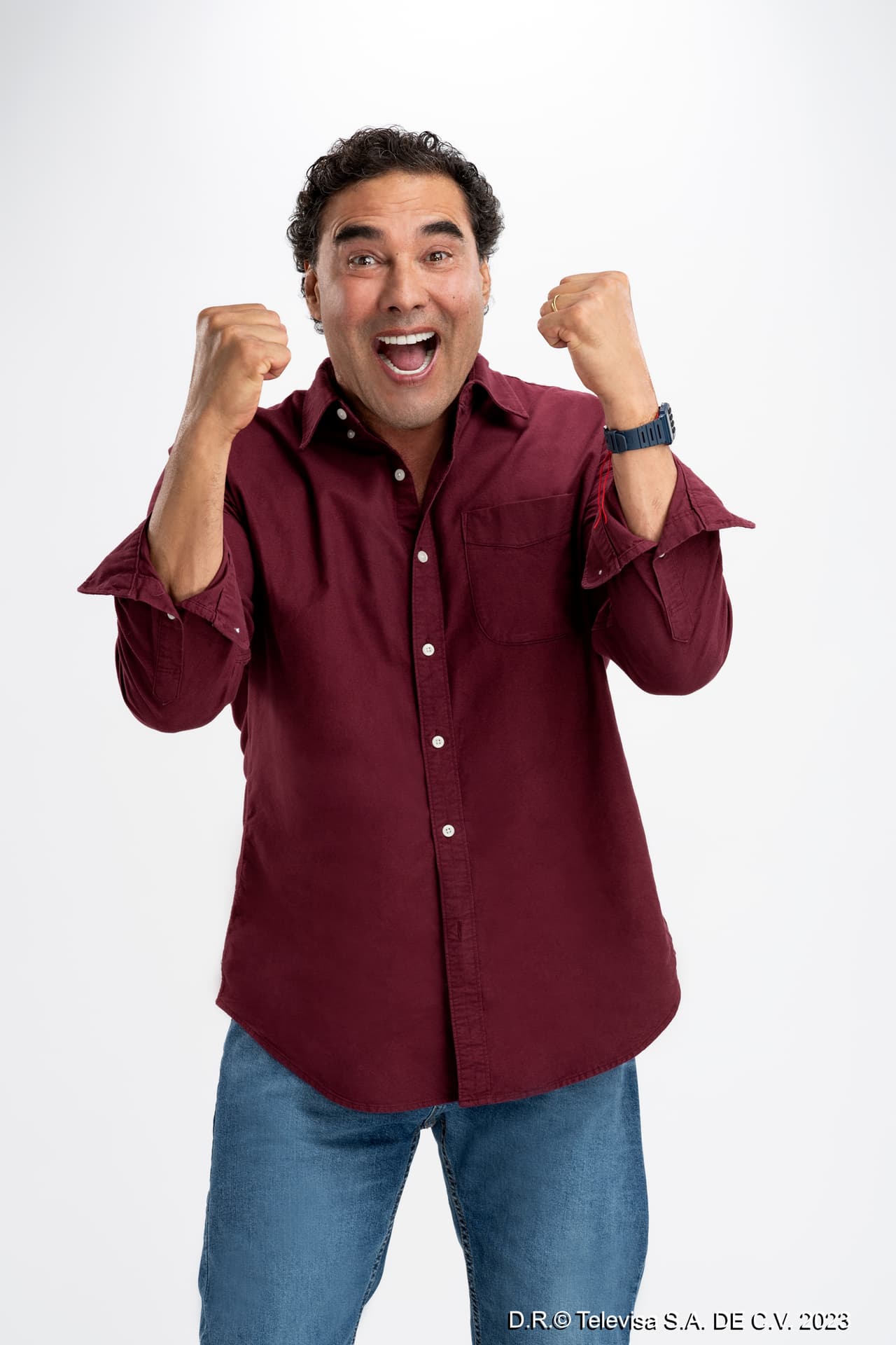 Nacho (Eduardo Yáñez): Su mayor felicidad es su familia, conformada por Lupita, su amada esposa y sus hijos Ronaldo y Wendy. Fanático del fútbol, ya que su padre fue jugador del equipo Teporingos Neza. Nacho gana una fuerte suma de dinero cuando compra un boleto para un sorteo. Con el dinero, decide comprar el equipo de los Teporingos y rescatarlo de ser vendido, junto con el estadio. Nacho deberá afrontar las consecuencias de haberse convertido, de la noche a la mañana en un millonario.