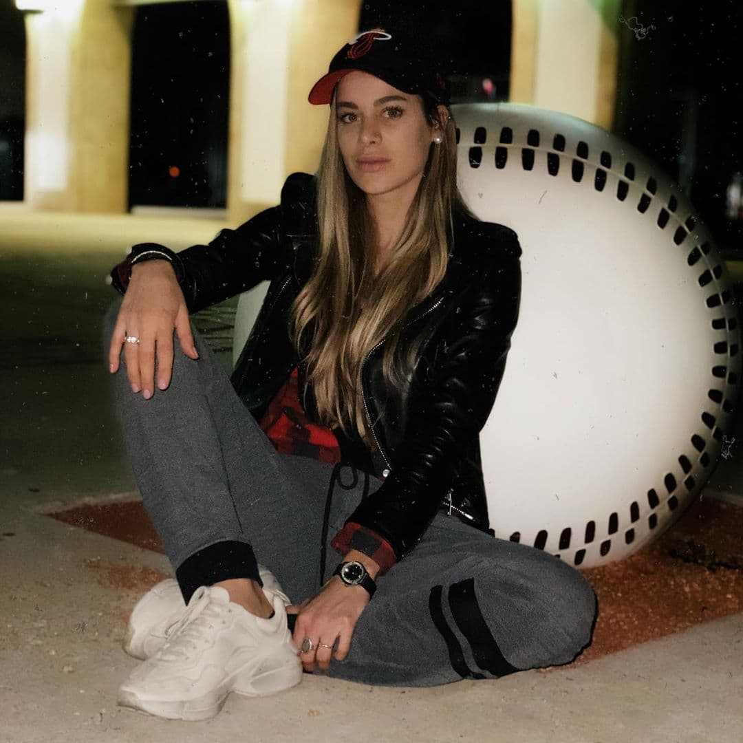 “Me lo hice ‘con un profesional’ de México D.F. NO LO HICE CON EL CHICO QUE SIEMPRE ME HACE EL CABELLO PORQUE VIVE EN MIAMI… Y TENÍA QUE HACER EL COLOR PORQUE TENÍA UNAS FOTOS QUE HACER”, agregó, registrando en su publicación más de 5 mil ‘me gusta’ y más de 100 comentarios. Sin embargo, las imágenes fueron eliminadas de su cuenta oficial de Instagram horas después.