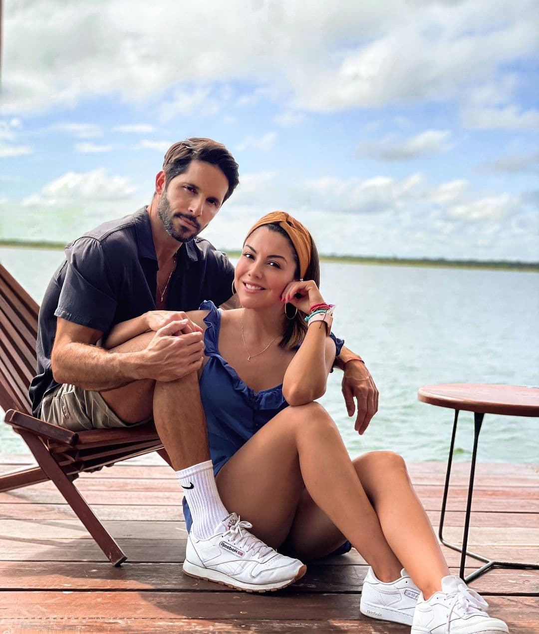 “Me pongo los audífonos y al estar escuchando la canción oigo (la frase) ‘¿te quieres casar conmigo?’, entonces volteo y lo veo con la cajita”, agregó.