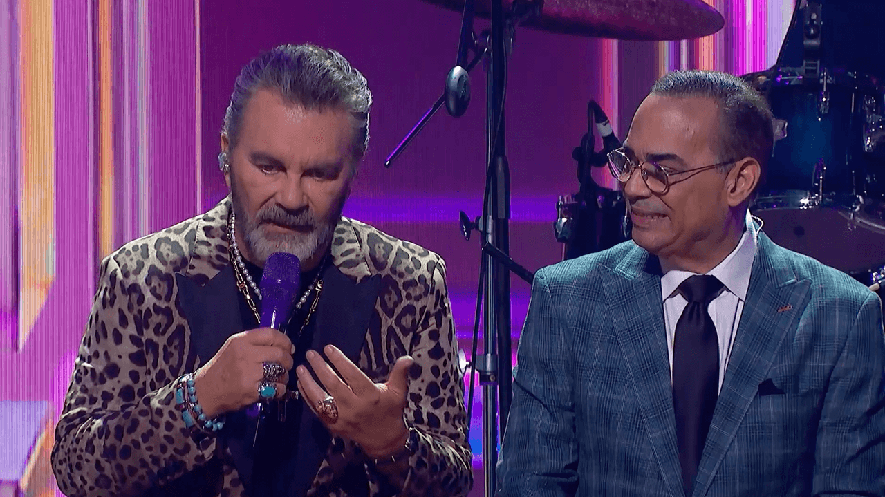 Manuel Mijares y Gilberto Santa Rosa en 'Juego de Voces' 2025.