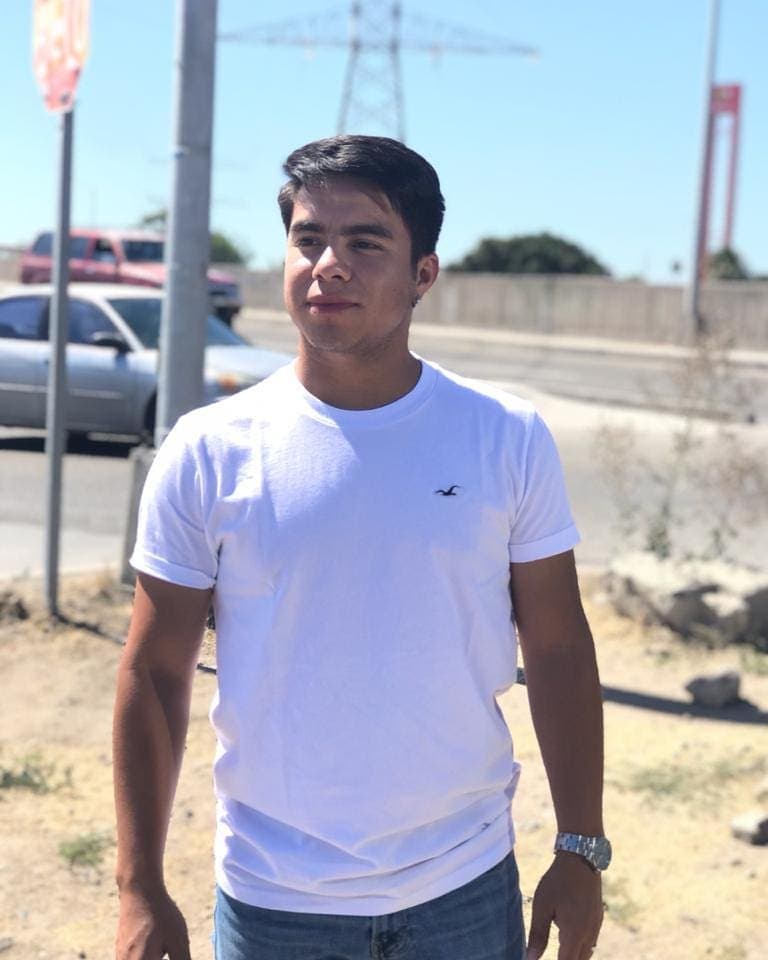 A través de su cuenta oficial de Instagram, donde cuenta con más de once mil seguidores, el joven revela que sigue viviendo en su natal Tijuana.