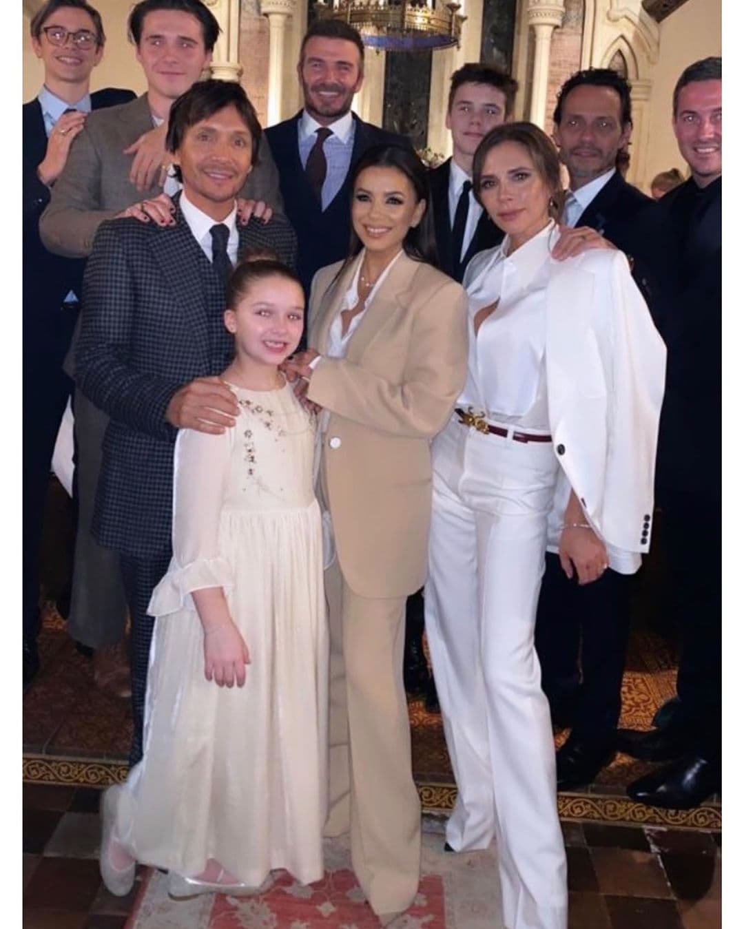 El año pasado, los Bechkam bautizaron a dos de sus hijos: Cruz, de 14 años de edad, y Harper, de ocho. Dos celebridades muy cercanas a la famosa pareja fueron los padrinos, nada más y nada menos que Eva Longoria y Marc Anthony. A través de sus redes sociales, compartieron esta imagen.