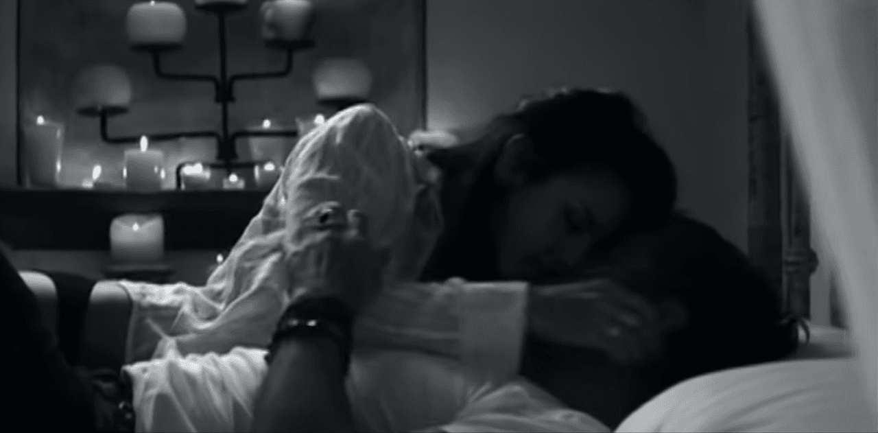 Y es que en la historia, podemos ver a la hija de Eugenio Derbez coquetearle al cantante, quien termina perdidamente enamorado de ella y, minutos después, en tremenda disputa con el actor Luis Roberto Guzmán, quien al final le roba su amor.