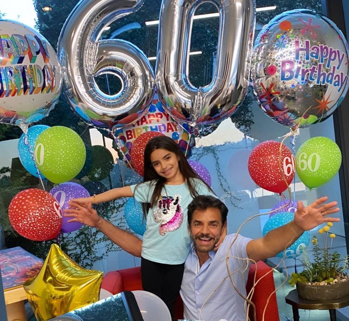 Eugenio Derbez presume la tremenda celebración por su cumpleaños y Aitana roba la atención cantando