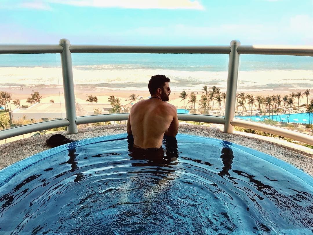 Ha participado en 9 telenovelas y 4 programas de televisión. Posee uno de los cuerpos más llamativos del espectáculo nacional.