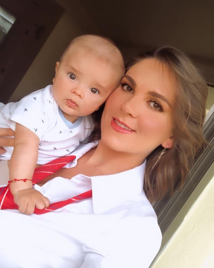 Mientras que en una siguiente imagen, en la que se dejó ver con su hijo Maximiliano en brazos, destacó: “Unas fotitos para ustedes con mucho cariño. Aquí con mi niño. Más amor para todos. Más verdad. Más entrega. Más sueños. Más respeto. Gracias infinitas por todas sus muestras de cariño y por su apoyo en todo momento”.