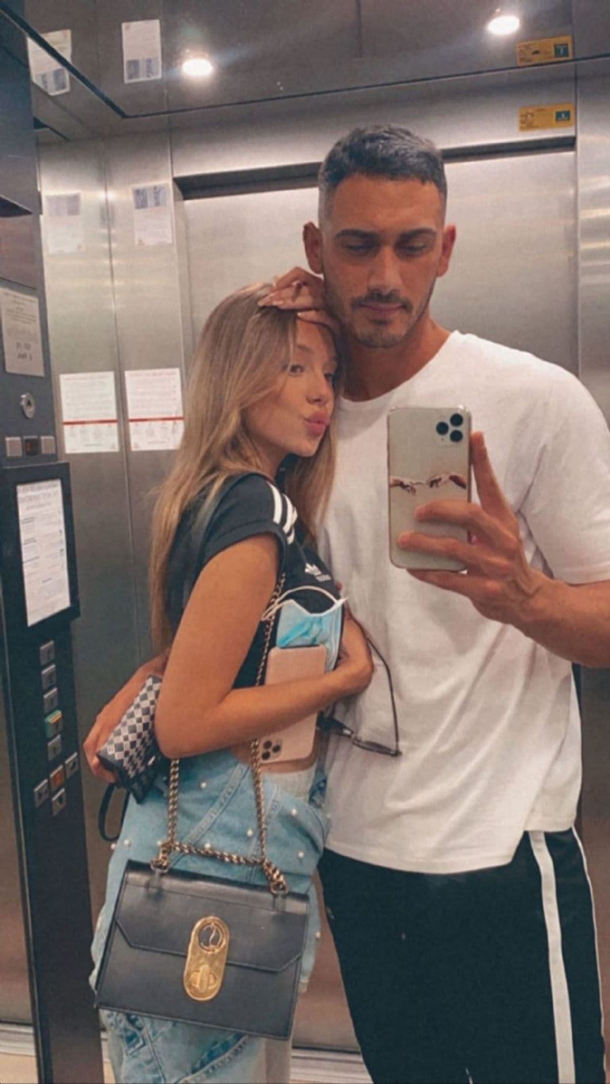 Aunque ninguno de los dos ha confirmado o negado la noticia, se dice que Alejandro Speitzer y Ester Expósito terminaron su noviazgo a principios de junio. La ruptura quedó al descubierto cuando acudieron al mismo evento y no se dirigieron la palabra. Además, su interacción en redes sociales desapareció, así como sus fotografías juntos.