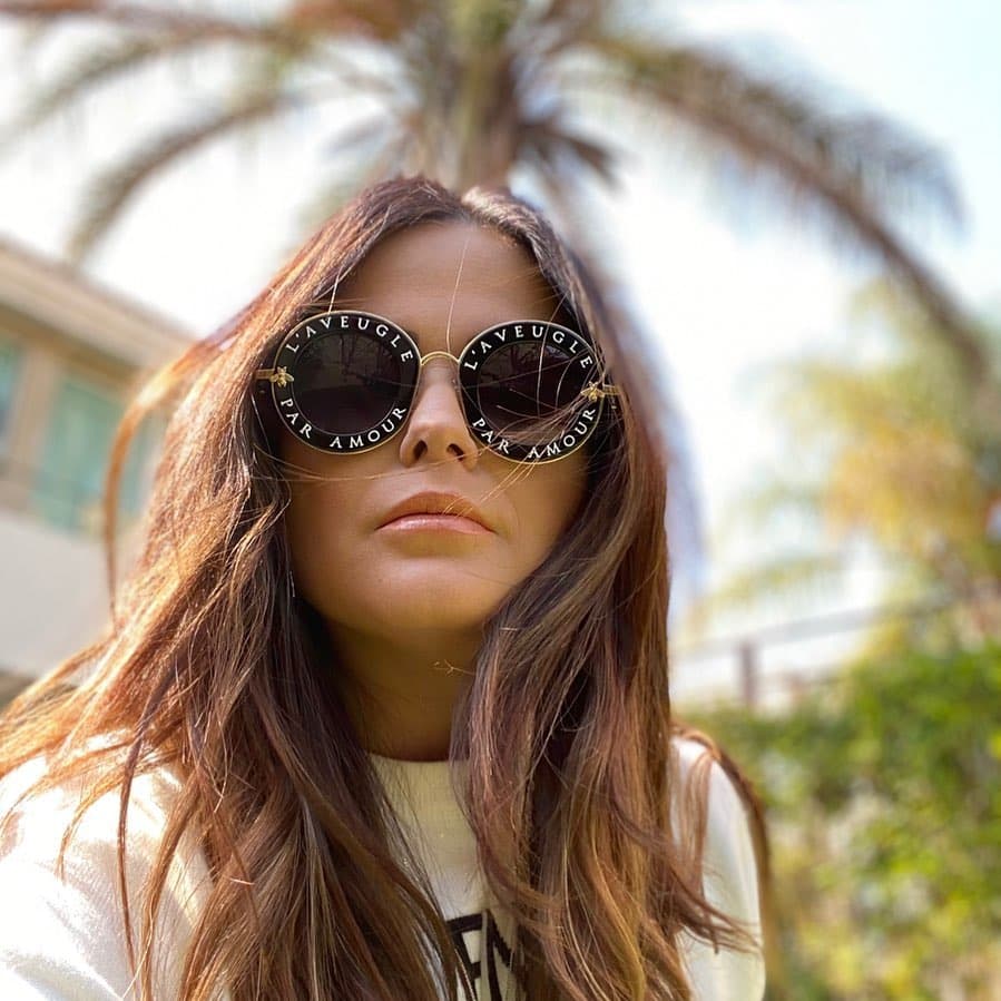 Mariana Echeverría lo hace otra vez; aparece en nueva foto en bikini exhibiendo abdomen de impacto