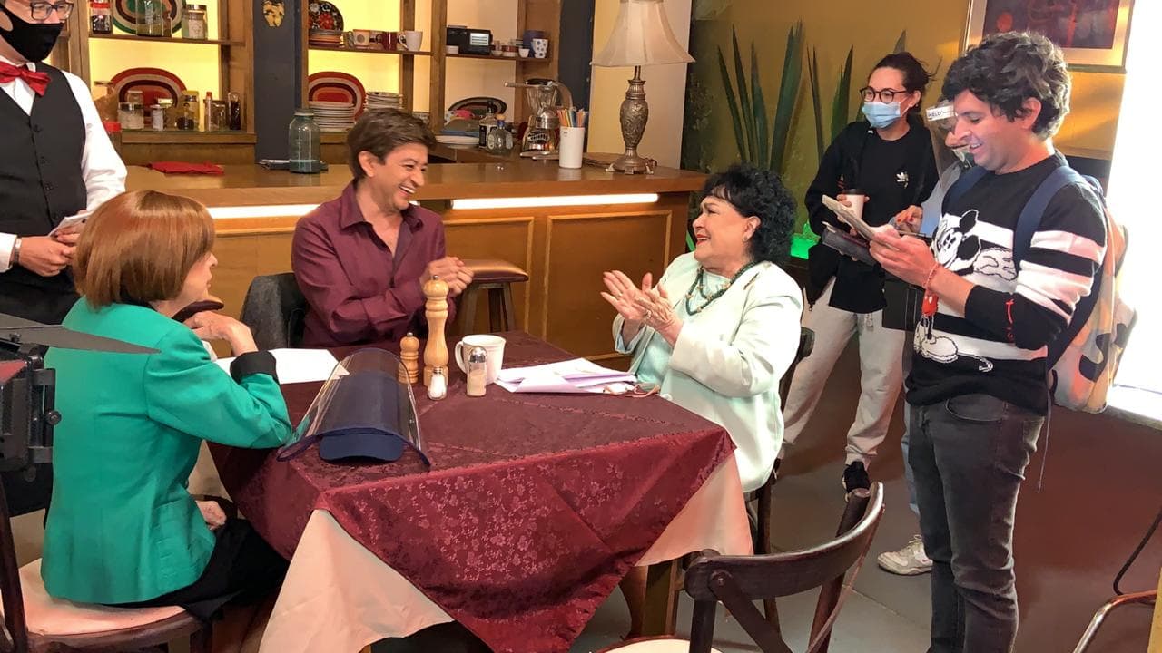 Doña Carmelita Salinas hizo el sketch de 'La pedida de mano macabrona', acompañada de Raquel Pankowsky.