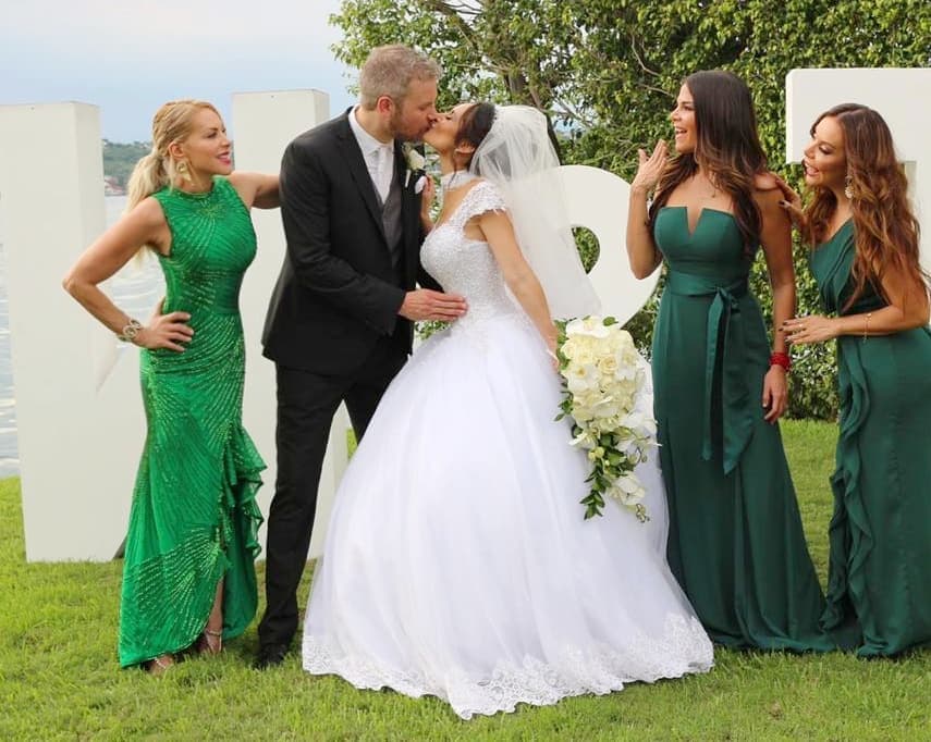 Tanto sus damas de honor como otros invitados les desearon lo mejor en esta nueva etapa que comenzaron y precisaron lo enamorada, pero sobre todo lo guapa que lucía Wendy Braga.