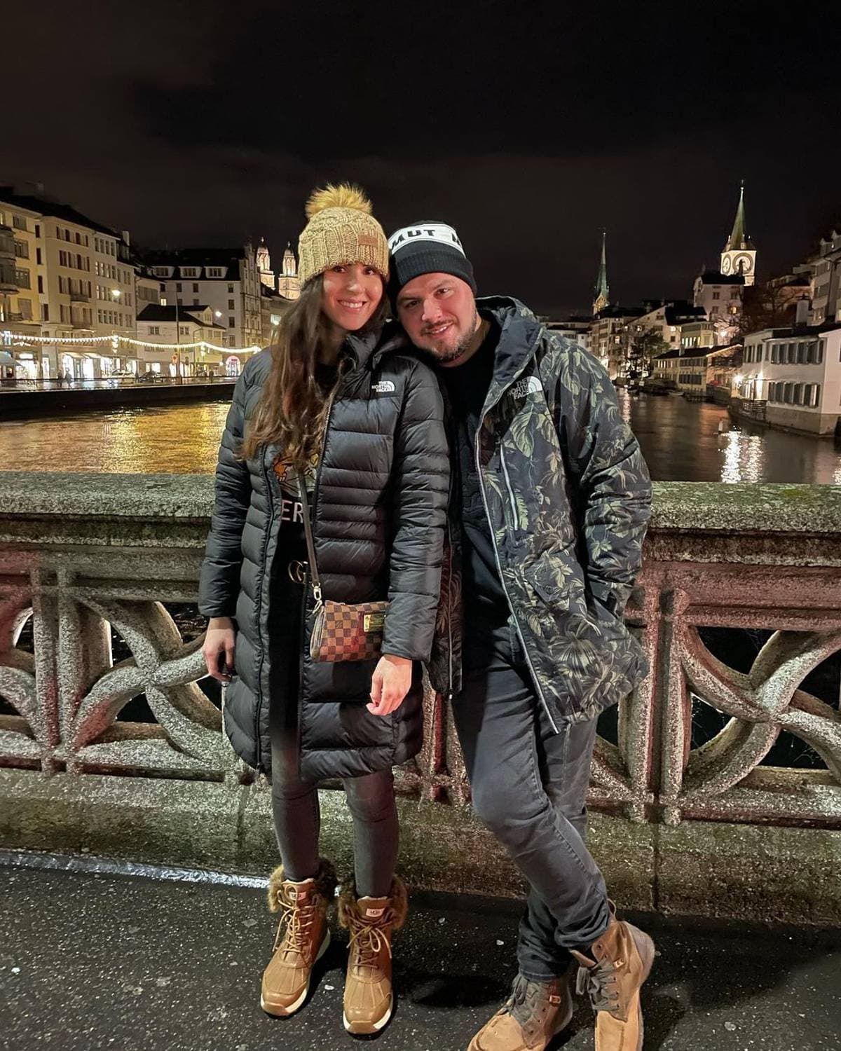 Mientras que en su historia de amor con Paul Stanley, la modelo aceptó comprometerse con el conductor de Hoy, quien durante sus majestuosas vacaciones por París y previo a la celebración de Año Nuevo, le entregó el anillo de compromiso.