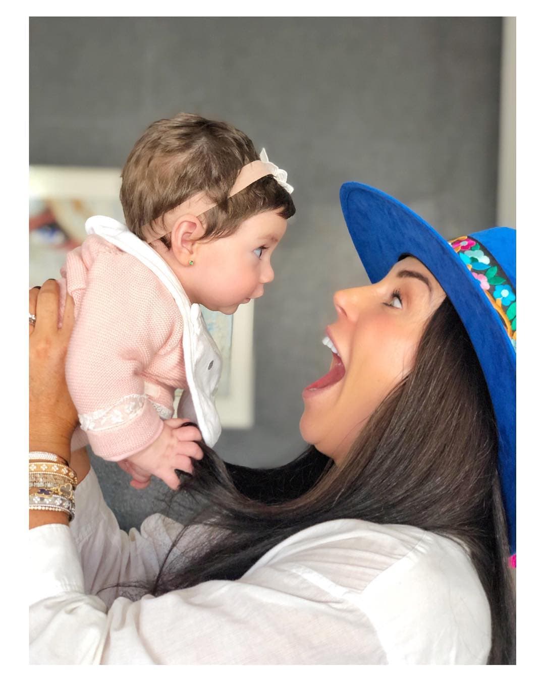 En junio, Inés Gómez Mont se convirtió en mamá por sexta ocasión. La conductora dio a luz a su hija María, fruto de su matrimonio con Víctor Álvarez.