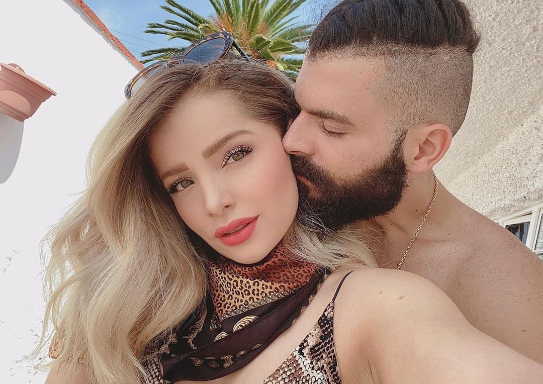 En el aspecto personal, sostiene una relación desde hace varios años con Adrián Di Monte, hecho que presume constantemente en redes sociales.