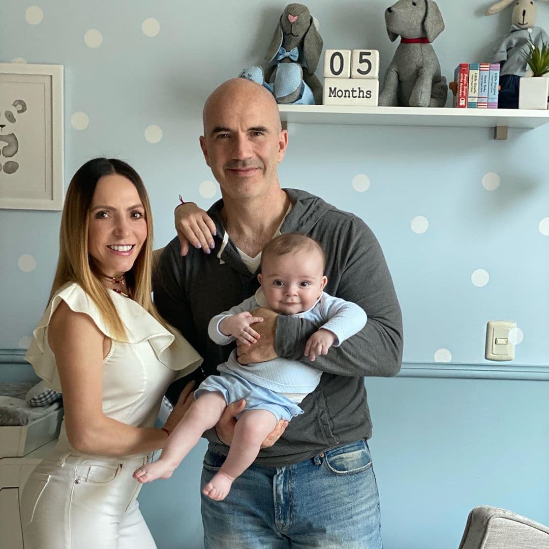 Erika Zaba y su esposo Francisco Oliveros junto a su hijo Emiliano.