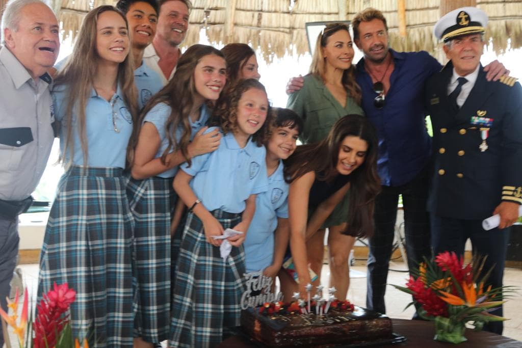 La actriz celebró su 49 vueltas al sol junto al elenco de la telenovela que estrena el próximo 28 de octubre con Las Estrellas.