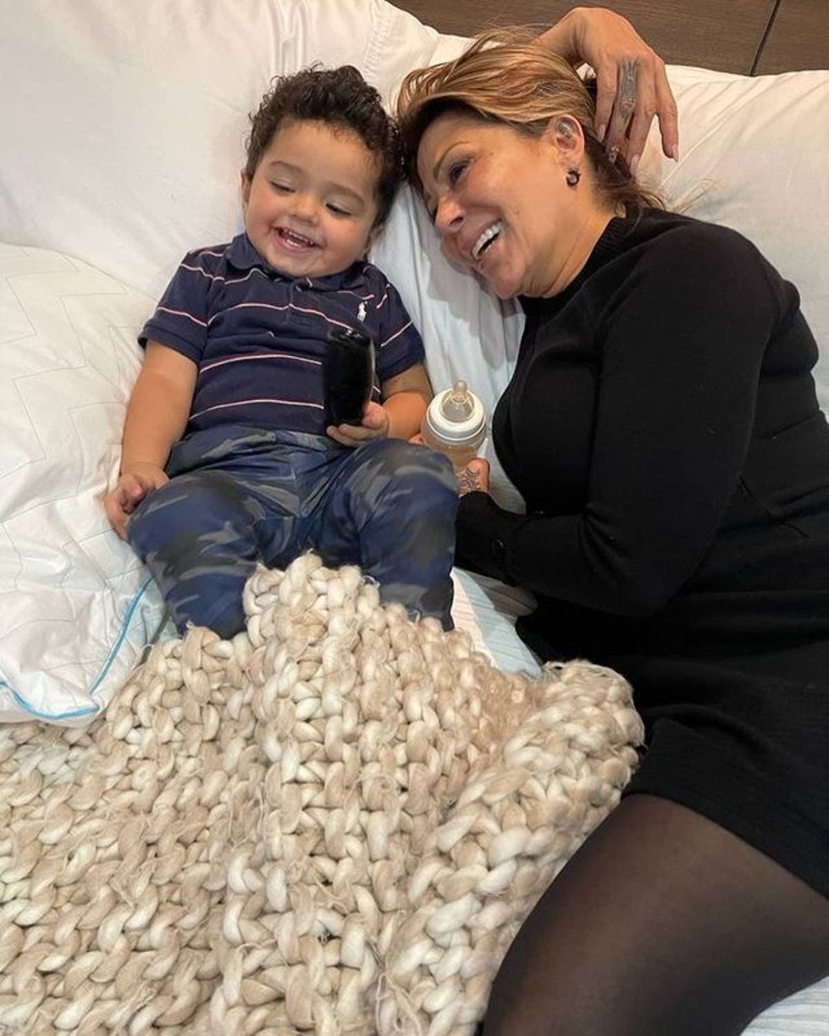 Dentro de los invitados a la fiesta estuvieron los abuelos paternos del pequeño, Silvia Pinal y Enrique Guzmán, quienes posaron juntos para los retratos familiares.