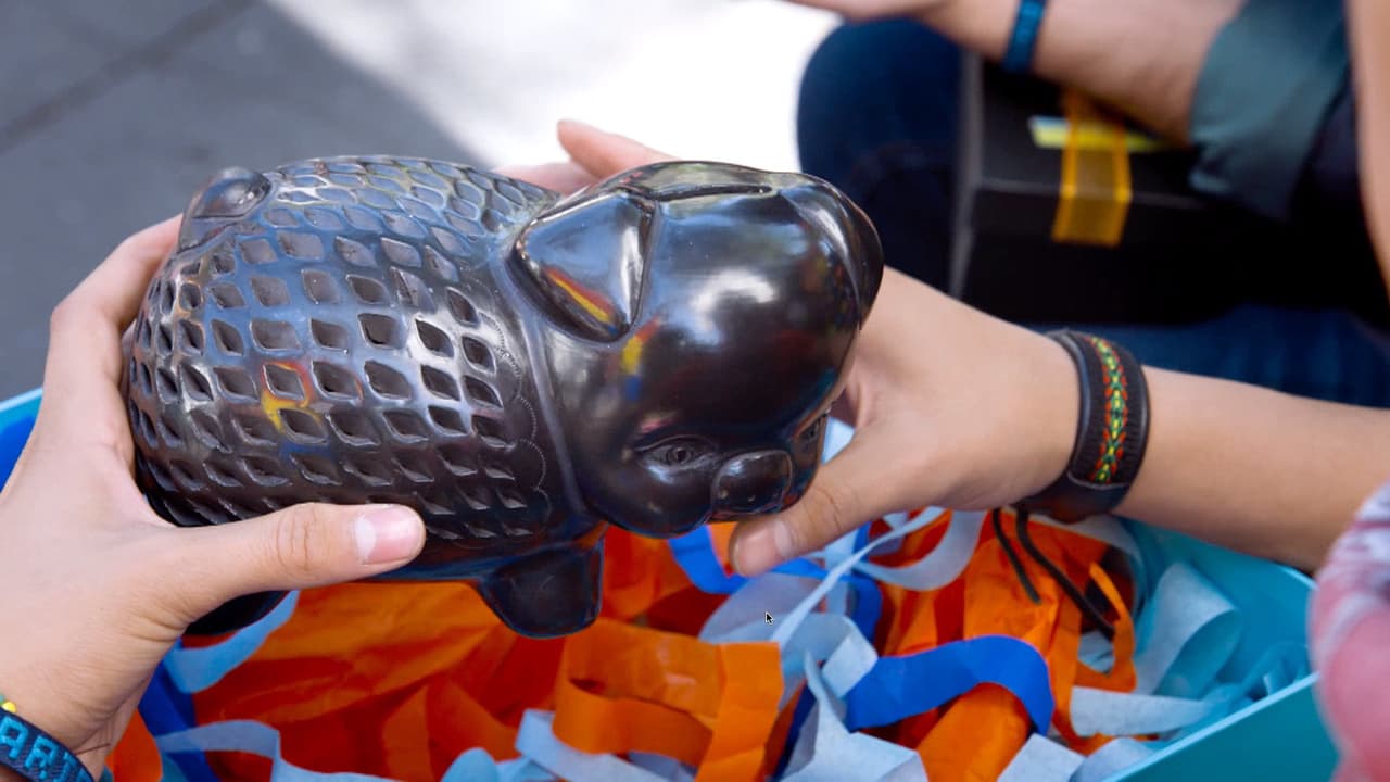 Cuando eran amigos, Aris le regaló una alcancía a Temo en donde comenzó a guardar no solo sus ahorros, sino grandes sueños que algún día se harían realidad....