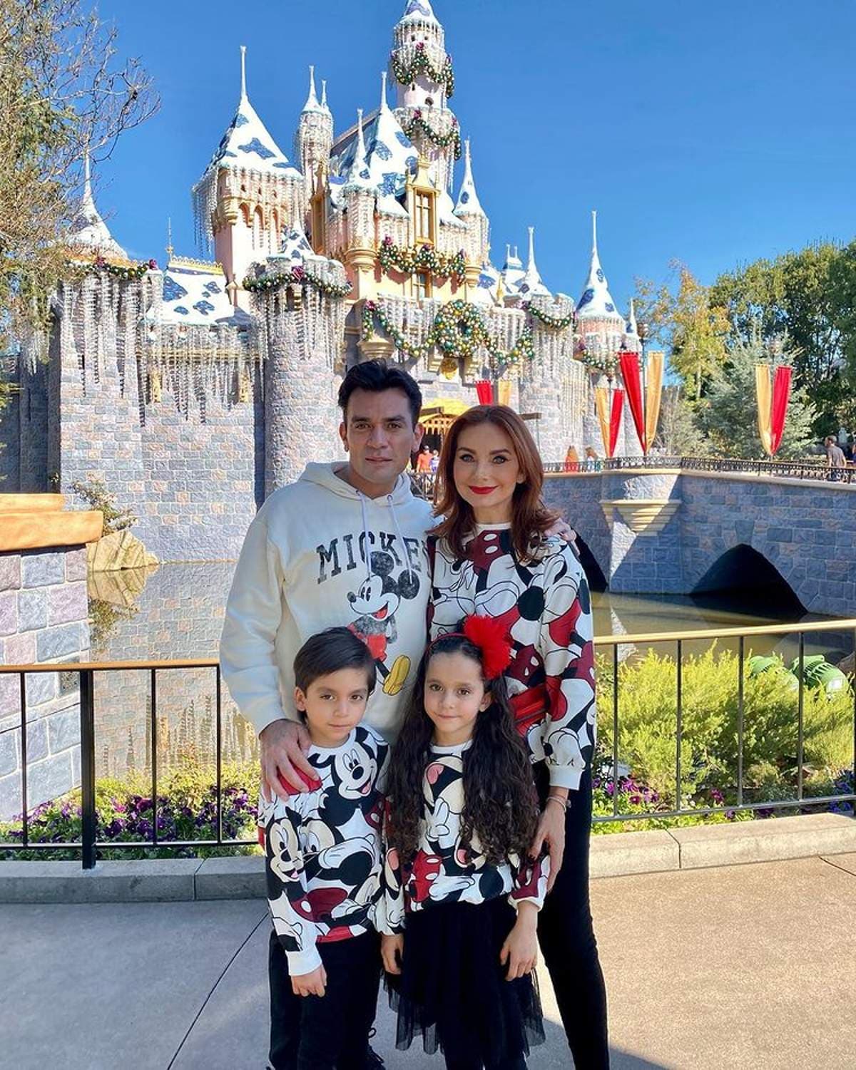 Elizabeth Álvarez y Jorge Salinas de vacaciones con su familia