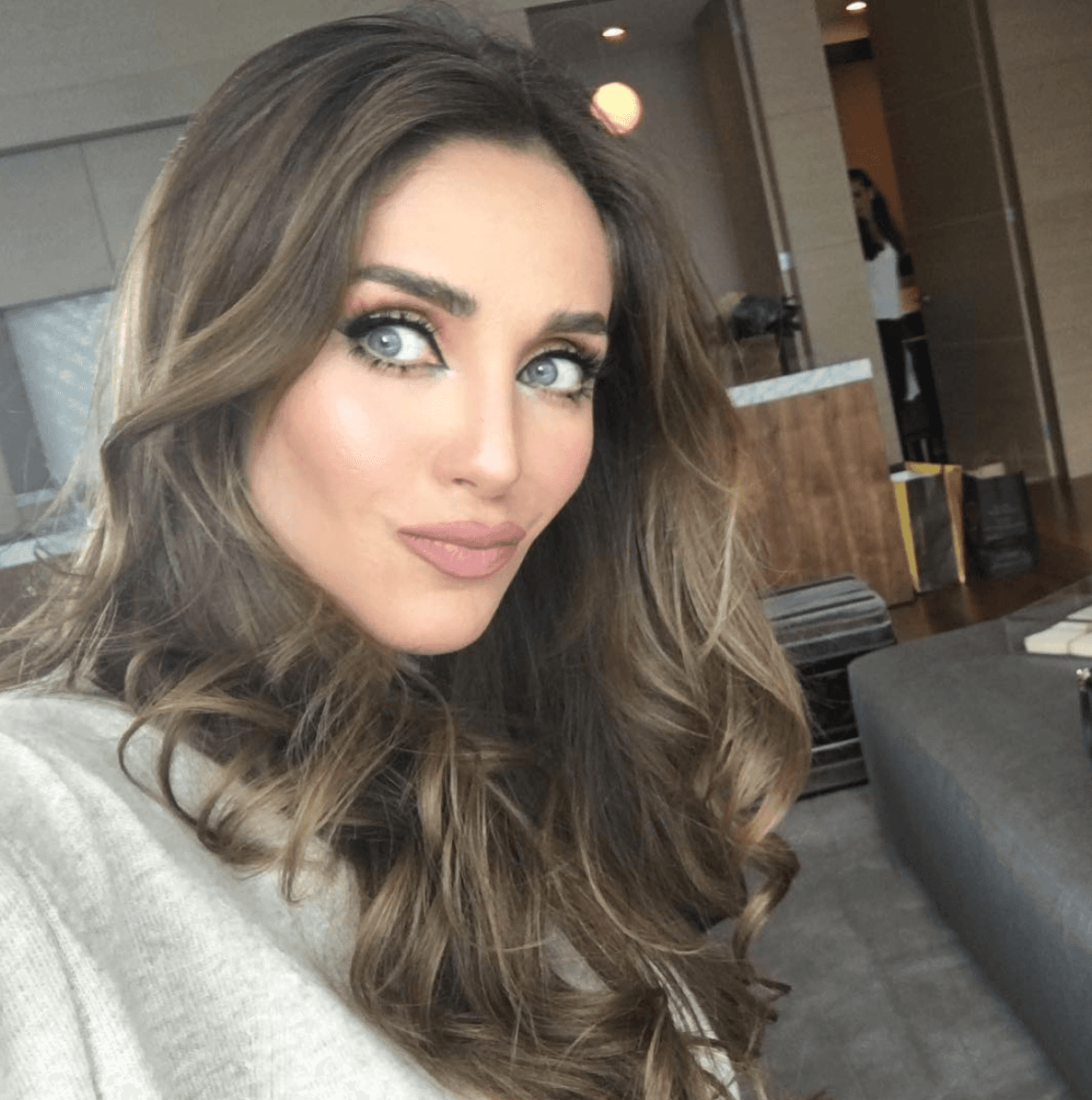 Anahí impacta con abdomen marcado, a meses de haber sido mamá por segunda vez