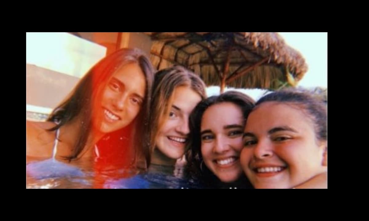 Lucerito Mijares y sus primas aparecer muy sonrientes dentro de una alberca