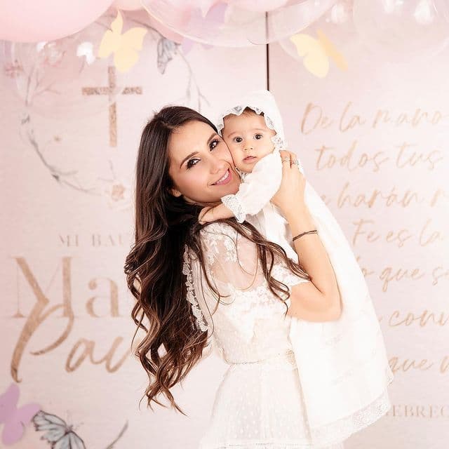 Dulce María celebra primer cumpleaños de su hija María Paula con pastel personalizado.