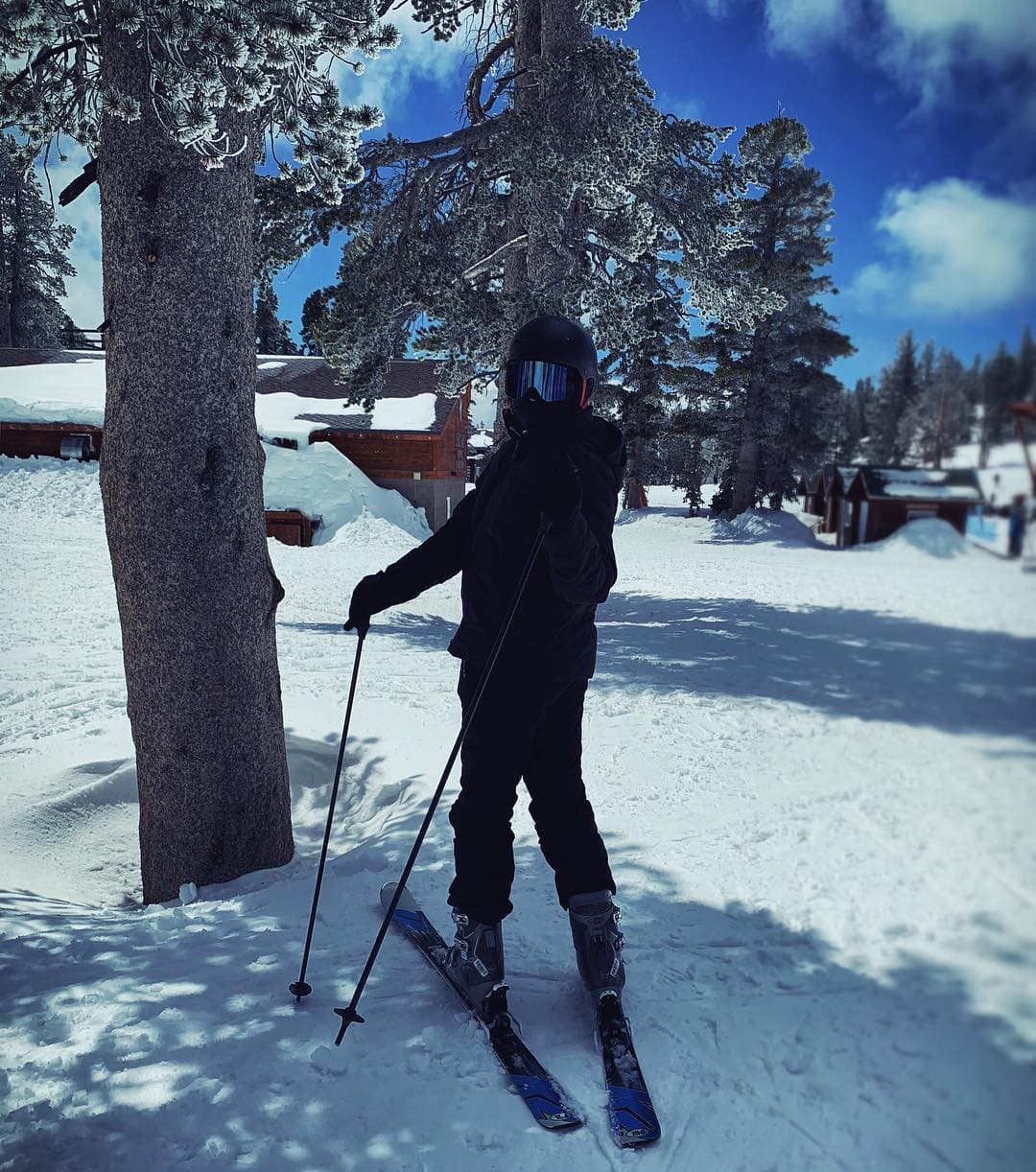 A través de su cuenta oficial de Instagram, Gael ha mostrado su gusto por los viajes y deportes como esquiar y futbol americano.