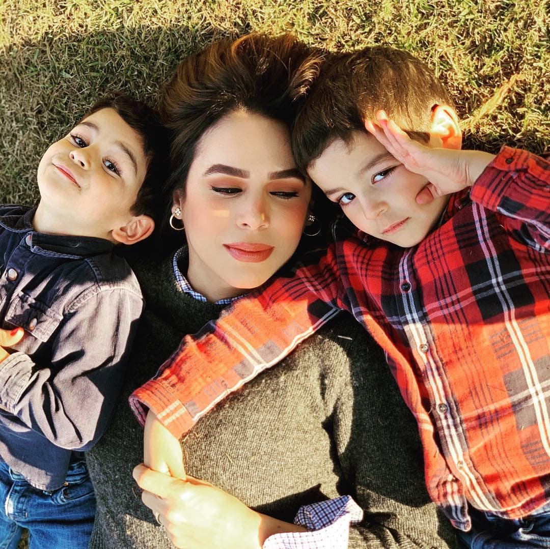 Como pocas veces, Biby Gaytán sorprende al cantar junto a sus mellizos: “Aventuras de la cuarentena”