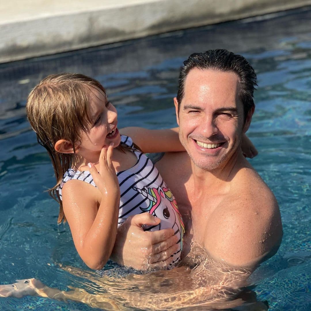 7) Mauricio Ochmann: Hace 17 años el actor se convirtió en papá de su primera hija, Lorenza, cuya madre es María José del Valle. En 2016, llegó Kailani, hija que tuvo con su expareja, la actriz Aislinn Derbez.