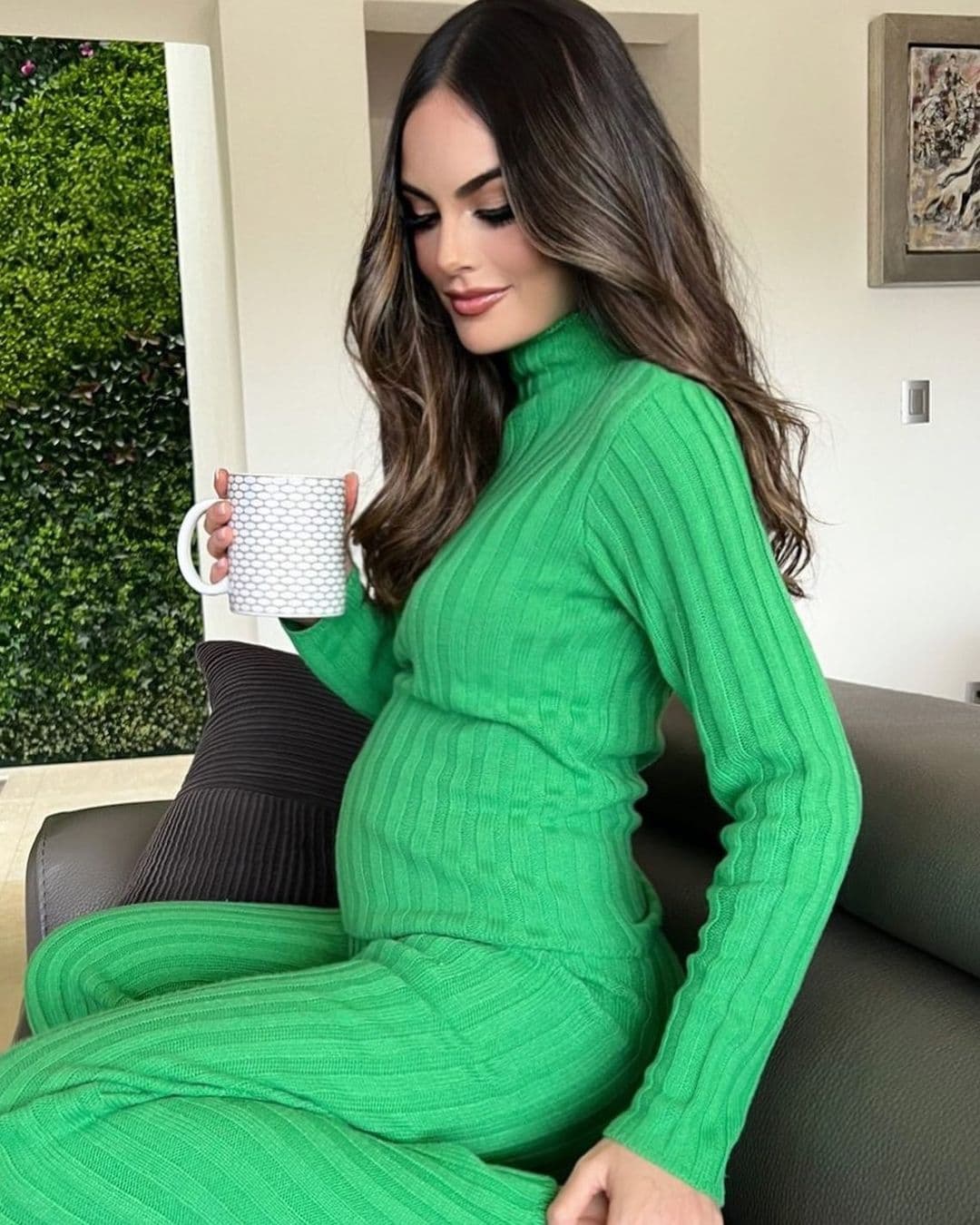 Ximena Navarrete estrena look a sus cuatro meses de embarazo