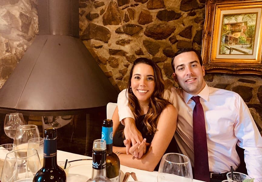 Aunque Nicolle ha tratado de mantener su historia de amor alejada del lente público, sí ha dado a conocer algunos detalles de su relación con el español Iñigo Ariño.