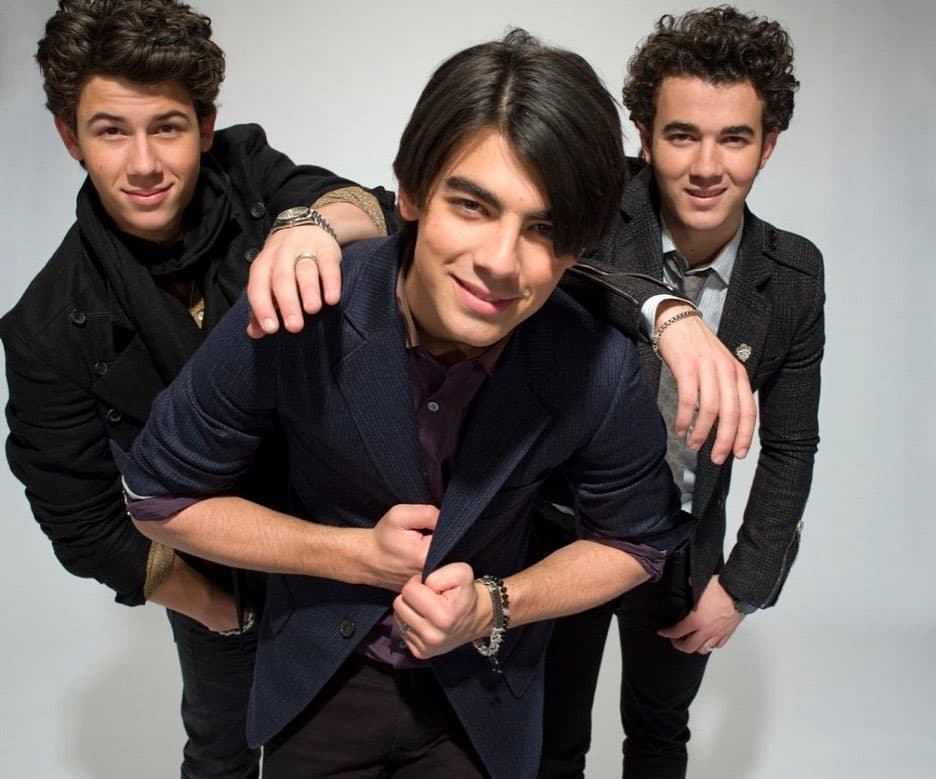 Los Jonas Brothers regresaron a su época de Camp Rock con una épica recreación