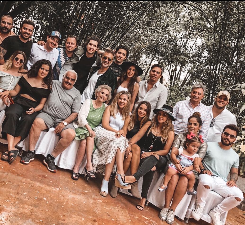 Aunque la pareja estuvo acompañada de amigos y familiares cercanos, la ausencia que más llamó la atención fue la de Alejandro Fernández, quien no pudo asistir al enlace matrimonial de su sobrina debido a los compromisos de trabajo que mantiene en la Ciudad de México.